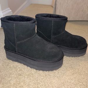 UGG platform classic mini 🖤 size 6